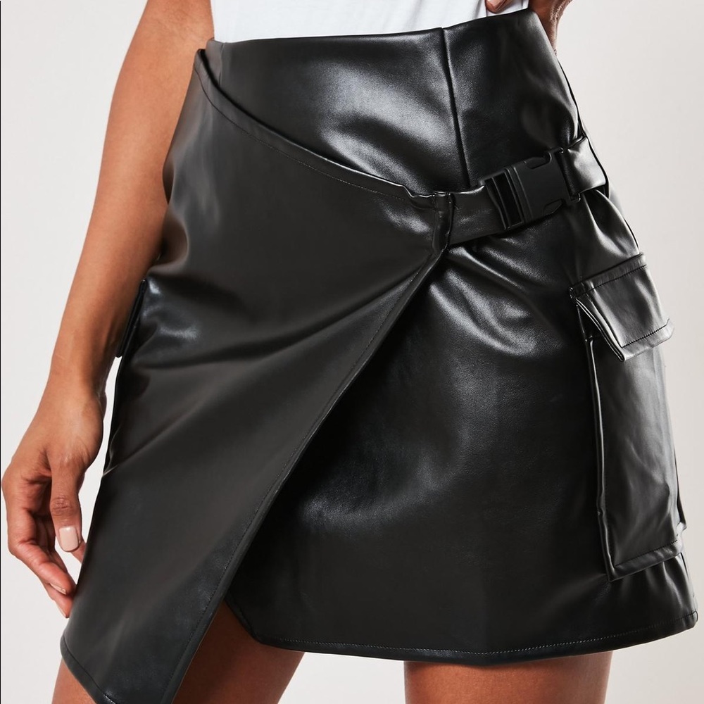 NWT Missguided Black Faux Leather Cargo Seatbelt Skirt Size 10 - Picture 3 of 8